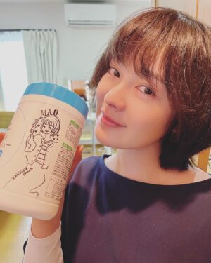 Shihori Kanjiya Instagram - 皆さま、ゴールデンウィーク
いかがお過ごしですか？？
私はゆったり過ごさせていただいております！
少しづつ映画『オレンジランプ』の公開が
近づいてまいりました。
写真はスタッフさんが
私演じる真央を描いてくれたので、
表情寄せて撮ってみました。笑
ありがとうございます♡
映画は若年生認知症になった夫を
取り囲む人たちとの物語です。
私自身“知らないを知る”ことが
できました。
個人的に嬉しい再会もあったり、、
またそのことは書かせていただきますね(*´∀｀*)
#映画 #オレンジランプ #6月 #30日 #全国ロードショー