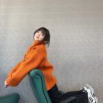 Shihori Kanjiya Instagram - 今年も着てます。 お気に入りのエウレカのニット。 メイクのさくらちゃんに撮影終わりに撮ってもらいました。 @sakura_hairmake_artist 2023年も素敵なメイクをありがとう！ そして素敵なお洋服を着せてくれた mickちゃんからはお年玉も🥺 こんなちっちゃいポチ袋あるんですね。かわぇえ。。ありがと。 大きさ比較に兎の箸置きと(*´꒳`*)