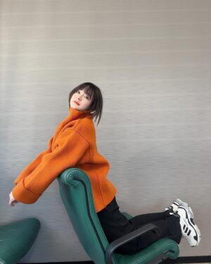 Shihori Kanjiya Instagram - 今年も着てます。
お気に入りのエウレカのニット。
メイクのさくらちゃんに撮影終わりに撮ってもらいました。
@sakura_hairmake_artist 
2023年も素敵なメイクをありがとう！
そして素敵なお洋服を着せてくれた
mickちゃんからはお年玉も🥺
こんなちっちゃいポチ袋あるんですね。かわぇえ。。ありがと。
大きさ比較に兎の箸置きと(*´꒳`*)