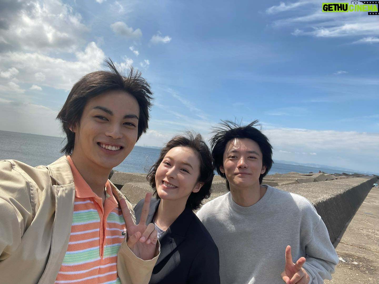 Shihori Kanjiya Instagram - とっても良いお天気でした。 風でみんな髪ぐちゃぐちゃ(笑) 市川くんがこれからも笑顔でありますように! 次は4話、早いな〜 #土ドラ #顔だけ先生 #神尾楓珠 #櫻井海音