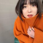 Shihori Kanjiya Instagram - 今年も着てます。 お気に入りのエウレカのニット。 メイクのさくらちゃんに撮影終わりに撮ってもらいました。 @sakura_hairmake_artist 2023年も素敵なメイクをありがとう！ そして素敵なお洋服を着せてくれた mickちゃんからはお年玉も🥺 こんなちっちゃいポチ袋あるんですね。かわぇえ。。ありがと。 大きさ比較に兎の箸置きと(*´꒳`*)