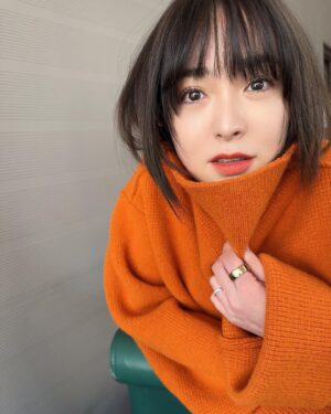 Shihori Kanjiya Instagram - 今年も着てます。
お気に入りのエウレカのニット。
メイクのさくらちゃんに撮影終わりに撮ってもらいました。
@sakura_hairmake_artist 
2023年も素敵なメイクをありがとう！
そして素敵なお洋服を着せてくれた
mickちゃんからはお年玉も🥺
こんなちっちゃいポチ袋あるんですね。かわぇえ。。ありがと。
大きさ比較に兎の箸置きと(*´꒳`*)