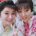 Shihori Kanjiya Instagram - 今日は津山公演！ 残すところあと２回。 信じられないです。 写真は麻由美さんと。 麻由美さんは誰かが肩が痛いとか足が痛いとなると、いち早く駆け寄ってくれてテーピングを巻いてくれたり、みんなのお医者さんです。 今日もみんなで大切に演じます。 劇場でお待ちしております！ #舞台 #こまつ座 ＃頭痛肩こり樋口一葉 #井上ひさし #若村麻由美