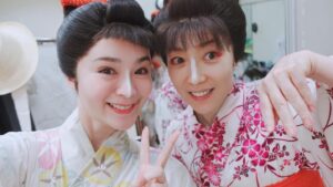 Shihori Kanjiya Instagram - 今日は津山公演！
残すところあと２回。
信じられないです。
写真は麻由美さんと。
麻由美さんは誰かが肩が痛いとか足が痛いとなると、いち早く駆け寄ってくれてテーピングを巻いてくれたり、みんなのお医者さんです。
今日もみんなで大切に演じます。
劇場でお待ちしております！
#舞台 #こまつ座 ＃頭痛肩こり樋口一葉 #井上ひさし #若村麻由美