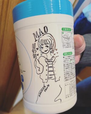 Shihori Kanjiya Instagram - 皆さま、ゴールデンウィーク
いかがお過ごしですか？？
私はゆったり過ごさせていただいております！
少しづつ映画『オレンジランプ』の公開が
近づいてまいりました。
写真はスタッフさんが
私演じる真央を描いてくれたので、
表情寄せて撮ってみました。笑
ありがとうございます♡
映画は若年生認知症になった夫を
取り囲む人たちとの物語です。
私自身“知らないを知る”ことが
できました。
個人的に嬉しい再会もあったり、、
またそのことは書かせていただきますね(*´∀｀*)
#映画 #オレンジランプ #6月 #30日 #全国ロードショー