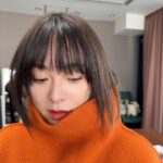 Shihori Kanjiya Instagram - 今年も着てます。 お気に入りのエウレカのニット。 メイクのさくらちゃんに撮影終わりに撮ってもらいました。 @sakura_hairmake_artist 2023年も素敵なメイクをありがとう！ そして素敵なお洋服を着せてくれた mickちゃんからはお年玉も🥺 こんなちっちゃいポチ袋あるんですね。かわぇえ。。ありがと。 大きさ比較に兎の箸置きと(*´꒳`*)