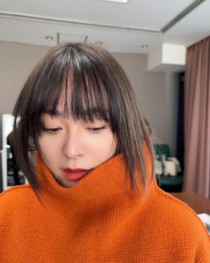 Shihori Kanjiya Instagram - 今年も着てます。
お気に入りのエウレカのニット。
メイクのさくらちゃんに撮影終わりに撮ってもらいました。
@sakura_hairmake_artist 
2023年も素敵なメイクをありがとう！
そして素敵なお洋服を着せてくれた
mickちゃんからはお年玉も🥺
こんなちっちゃいポチ袋あるんですね。かわぇえ。。ありがと。
大きさ比較に兎の箸置きと(*´꒳`*)