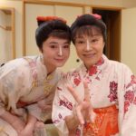 Shihori Kanjiya Instagram - 今日は大阪千穐楽。 寂しいなぁ。 皆さんに届くように頑張ります！ 写真はお母さん役の増子さん。 増子さんとさおりちゃんとは本当に親子のように接してもらっています。 増子さんは大先輩でありながら、仲間なんだという事を強く思わせてくれた方です。 お互い様という言葉の本当の意味を感じることができたこの座組み。 本当に有難い出会いです。 劇場でお待ちしております！ #舞台 #頭痛肩こり樋口一葉 #井上ひさし #増子倭文江 #大阪 #千穐楽
