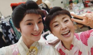 Shihori Kanjiya Instagram - 今日は最後の2回公演。
『頭痛肩こり樋口一葉』
本当に素敵な作品なので是非観にいらしてくださいね！
写真は真実さんと。
真実さんはこの作品3度目。
ですが、全てリセットして新しく役に向かう姿には感銘を受けました。
大阪公演では毎日真実さんが朝ご飯を作ってくれてみんなで食べるところから始まります。
みんなのおっかさんです。
愛情深い真実さんが大好き(о´∀`о)
#舞台 #頭痛肩こり樋口一葉 #井上ひさし #熊谷真実 #実は #朝ドラ の＃先輩