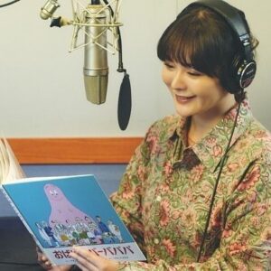 Shihori Kanjiya Instagram - 来月の4/22は
バーバパパの日だって知ってました？
小さい頃から大好きなバーバパパの絵本の
読み聞かせをさせていただきました。
昔からグッズを見ると買ってしまうくらい
好きだったのですがよく考えてみると
絵本をちゃんと読んだのは初めてでした。
バーバパパがお庭で産まれたのも
今回初めて知りました（笑）
絵本のどのページも可愛くてほっこりします。
プロフィールにリンクを貼ったので是非ご覧ください。
#バーバパパ絵本読み聞かせ #バーバパパ