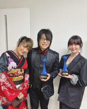 Shihori Kanjiya Instagram - 森川智之さんと
松本梨香さんとも撮っていただきました(o^^o)嬉しい！
同じ外国映画・ドラマ賞を
授賞した森川さんはとても紳士で
緊張をほぐしてくださいました。
ありがとうございました。
#声優アワード #サトシ と#トム と記念写真(*´꒳`*) #豪華 だ