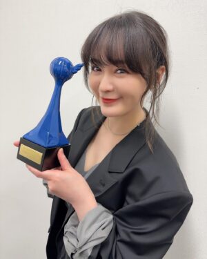 Shihori Kanjiya Instagram - 海外ドラマ
『アストリッドとラファエル』の
アストリッドの吹き替えを
担当しているのですが、
先日、声優アワードで
外国映画ドラマ賞を
受賞させていただきました。
授賞式での皆様のコメントを聞いて
自分がこの場に立てている事が
本当に不思議でした。
こんな凄い方達に囲まれた
この集合写真は宝物です。
改めて、私をアストリッドに選んでくださった
製作陣の皆さま、監督、技師さま、共演者の皆さま、
ありがとうございます。
そしてドラマを観て愛してくださった視聴者の皆さま
本当にありがとうございます。
皆さまの反響のお陰でシーズン2、3と放送も決まり、
今またアストリッドに向き合う事ができています。
5月頃から放送と聞いていますので
是非楽しみにしていただけたら嬉しいです。
#声優アワード #外国映画ドラマ賞 #アストリッドとラファエル #nhk