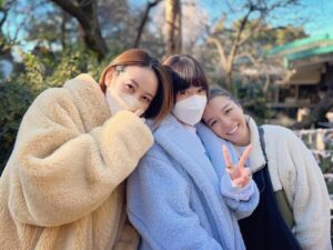 Shihori Kanjiya Instagram - 明けまして
おめでとうございます！
2023年みんなで神社で家内安全や厄払いの
ご祈祷してもらって良いスタートです！
今年もよろしくお願いします！
#2023 #新年 #初詣