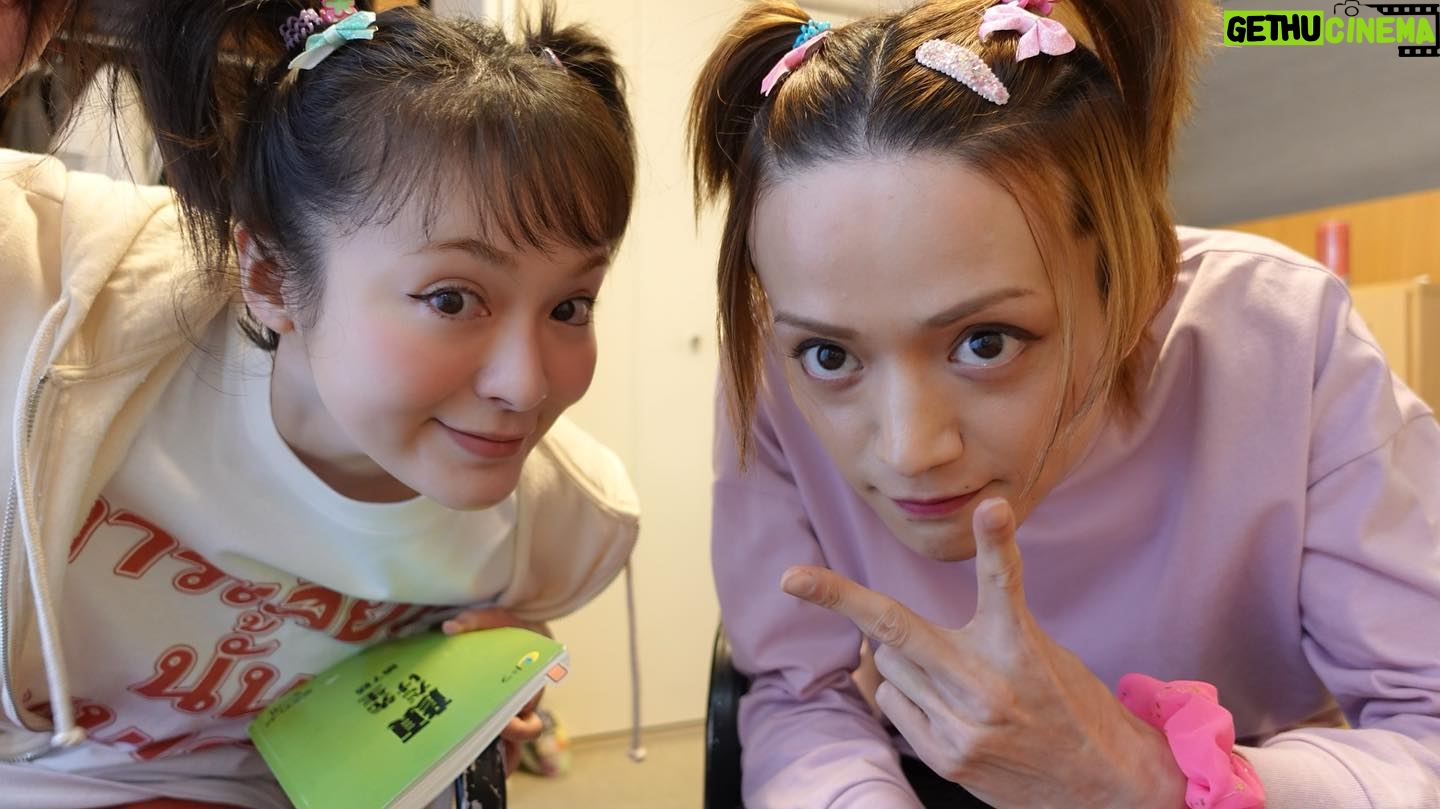 Shihori Kanjiya Instagram - 7話観てくれて ありがとうございました! りょうちゃんのインスタとは 少し違うバージョンを(^^) 現場の皆さんにも亀高先生のお家での 早坂ちゃんとのくだりが好評です。 物語序盤の方ではどんな風に お揃いにするかメイクさんと毎回 相談し合ってましたが、 7話の台本には製作陣が気に入ってくれたのか、しっかりト書に2人ともツインテールと指定されてました(笑) #土ドラ #顔だけ先生 #三浦涼介