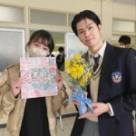 Shihori Kanjiya Instagram - ツーショット 撮ってくださいとお願いされました。 かわええのぉ。 生徒たちのクランクアップのお祝いに すっぴんで駆けつけてしまいましたが 嬉しくて撮ってしまいました（笑） 本当に謙虚な彼ですが、 役には貪欲に向き合う姿勢が 美しかったです。 お祝いに行ったのに、こんな素敵な贈り物まで貰ってしまって。 本当に嬉しかった。。 優しい生徒たちが誇りです！ ついに明日か〜((((；ﾟДﾟ))))))) 本日『爆買い☆スター恩返し』に出演しますので そちらも是非ご覧ください！ #土ドラ #顔だけ先生 #長谷川慎 #ポイント の#前髪 #いいね #寄せ書き #良いものですね #みんな #本当 に＃優しい子 ばかりです😭