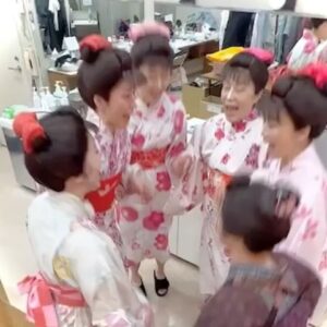 Shihori Kanjiya Instagram - 舞台『頭痛肩こり樋口一葉』
無事に東京千穐楽を迎える事ができました。
皆さまのあたたかい拍手に出演者一同、感動して涙が出ました。
毎日有難い気持ちでいっぱいの公演期間でした。
この時期に観にきてくださった皆さん、本当にありがとうございました。
写真は豚好きの私の為に、これまた豚好きのスタッフさんが私物の豚さんを１日一個ずつ持ってきてくれたコレクション。
あ、ミッフィーちゃん達も混ざってますが（笑）
今日はどんな子が増えてるかなと毎日楽しみでした(*´ω`*)
本当に色々な方々に支えられてると実感できる毎日は本当に幸せで。。
最後のエイエイオー！は本番前のみんなでの儀式。
このあと麻由美さんに背中を1人ずつ叩いてもらって気合を入れてもらうのです。
これから大阪、津山、多摩と続いていきます。
本当に大好きな作品。
これからも『頭痛肩こり樋口一葉』がこまつ座で上演されるときはきっと観に行くのだろうなぁと思う作品です。
ご興味がある方は是非劇場にいらしてくださいね！
#舞台 #頭痛肩こり樋口一葉 #樋口一葉 #増子倭文江 #瀬戸さおり  #香寿たつき #熊谷真美 #若村麻由美