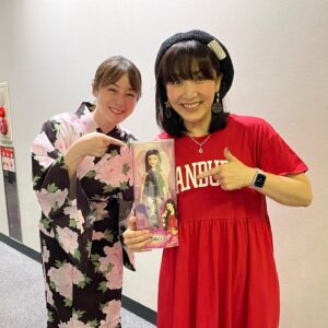 Shihori Kanjiya Instagram - アストリッドとラファエル
シーズン1最終回見てくださってありがとうございました！
本編最後にもテロップが出た通りシーズン2が来年の5月ごろから放送予定となります！
思い返せば最初は久しぶりの吹き替えに不安しかありませんでしたが、林さんや現場のスタッフの皆さまのおかげで、10話まで進むことができました。本当に感謝です。
写真は『ビクトリアス』以来に現場で再会できた千冬さんと。
7月だったので、私は舞台のお稽古後で稽古着のまま😅
千冬さんはジェイド人形まで持参して現場に来てくださいました🤣
今回はウィリアム役で志門さんもご一緒できました。
初回放送を見てくださった、ビクトリアスの演出の理子さんも感想の連絡をくれたりと、今も繋がっていられる事が本当に嬉しいです。
改めて私の原点のひとつだなぁと思いました。
あの頃は収録が終わったらスタッフさんとその日いた役者みんなでご飯を食べて、全ての収録が終わった時にはみんなで積み立てをして旅行にまで行ったなぁ。
私にとって『ビクトリアス』は宝物のような時間でした。
またあの時の皆さんとご一緒できるように頑張っていきたいなと思います！
#NHK #アストリッドとラファエル文書係の事件録 #アストリッドとラファエル #千冬 #ジェイド人形 #最高 です笑