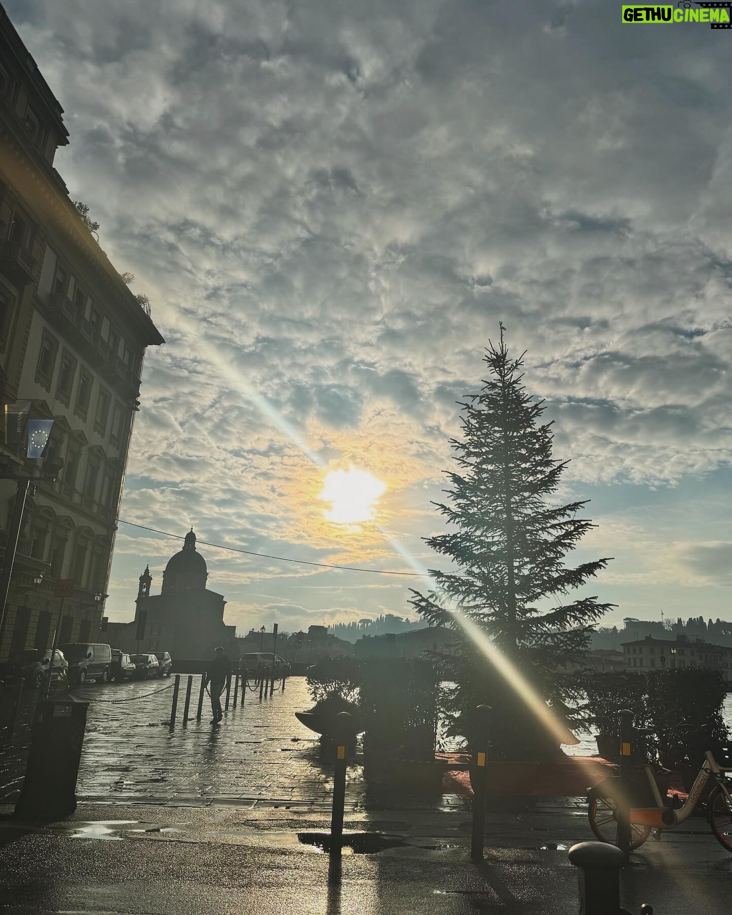 Shihori Kanjiya Instagram - 新婚旅行以来の 海外での年越しです。 日本はもうすぐ2024年ですね! どんな年になるかな。 期待も不安も忘れるくらい目の前の事に没頭したいな。 楽しめるか楽しめないかではなく、 どんな事にも『夢中』になれますように。 今年もありがとうございました! #2023 から #2024 #到着 したてで #眠い顔 #怒ってないよ #笑