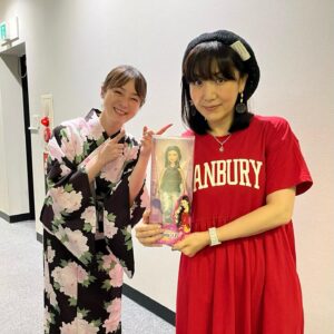 Shihori Kanjiya Instagram - アストリッドとラファエル
シーズン1最終回見てくださってありがとうございました！
本編最後にもテロップが出た通りシーズン2が来年の5月ごろから放送予定となります！
思い返せば最初は久しぶりの吹き替えに不安しかありませんでしたが、林さんや現場のスタッフの皆さまのおかげで、10話まで進むことができました。本当に感謝です。
写真は『ビクトリアス』以来に現場で再会できた千冬さんと。
7月だったので、私は舞台のお稽古後で稽古着のまま😅
千冬さんはジェイド人形まで持参して現場に来てくださいました🤣
今回はウィリアム役で志門さんもご一緒できました。
初回放送を見てくださった、ビクトリアスの演出の理子さんも感想の連絡をくれたりと、今も繋がっていられる事が本当に嬉しいです。
改めて私の原点のひとつだなぁと思いました。
あの頃は収録が終わったらスタッフさんとその日いた役者みんなでご飯を食べて、全ての収録が終わった時にはみんなで積み立てをして旅行にまで行ったなぁ。
私にとって『ビクトリアス』は宝物のような時間でした。
またあの時の皆さんとご一緒できるように頑張っていきたいなと思います！
#NHK #アストリッドとラファエル文書係の事件録 #アストリッドとラファエル #千冬 #ジェイド人形 #最高 です笑
