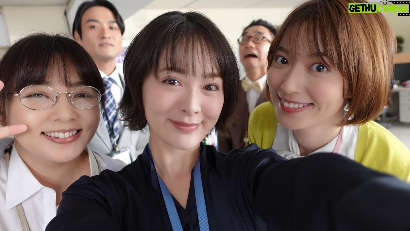 Shihori Kanjiya Instagram - 女子だけで撮ってたのに〜笑 成功した写真もありました😂 野呂さんのお芝居とっても素敵だったなぁ。 野呂さんも華也ちゃんもこのドラマで初めましてでしたが、本当に人もお芝居も素敵ですっかりラブです。 後ろに写り込んでる先輩たちはもちろん流石の一言!!!笑 八嶋さんは本番直前まで喋り倒して長い台詞をサラッと。 素晴らしい味付けをする姿に毎回舌を巻いております。 #土ドラ #顔だけ先生 #阿部華也子 #野呂佳代 #八嶋智人 #笠原秀幸