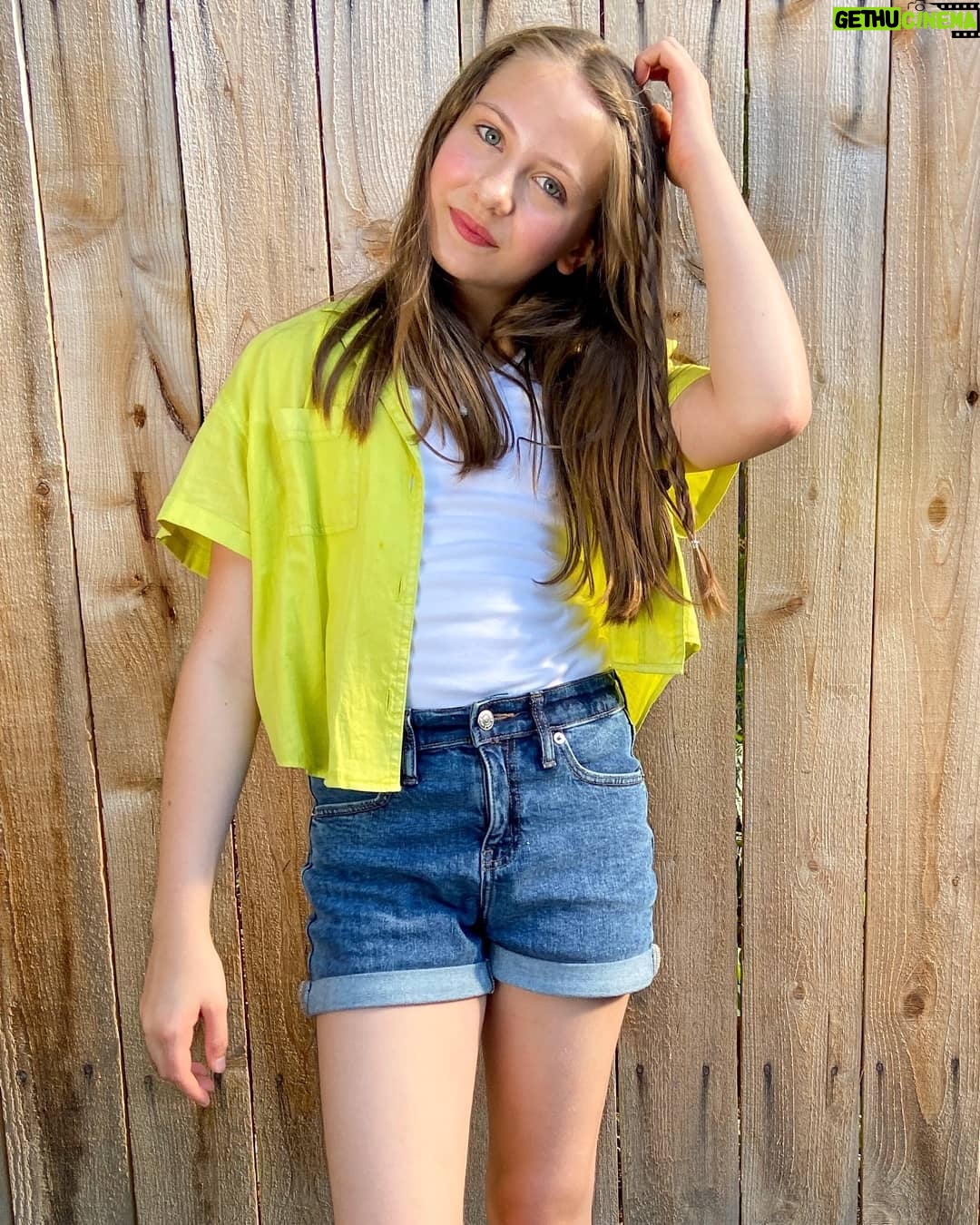 Shiloh Nelson Instagram - IDK why but this outfit is giving me Emma Chamberlain vibes. Agree/disagree? Also I'm on the fence on the second picture. 😜 #mypunsarestupid