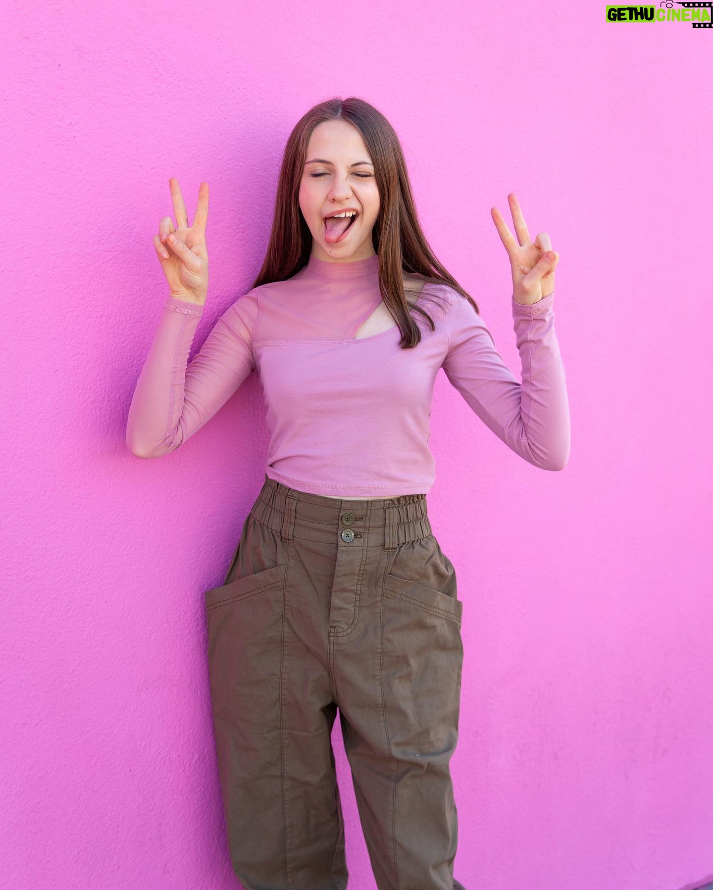 Shiloh Nelson Instagram - Swipe to see how I feel on the inside P.C. @ashombercreative Top @socialtourist Pants @freepeople