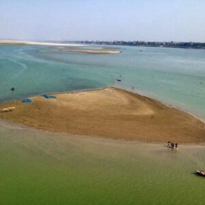 Shilpa Shukla Instagram - Bihar, You beauty. 
What they don’t show in our movies.

Blow out a cool kiss
on the bank of the 
blue Ganges of the skies.
The lips that kiss the bottomline 
play the flute.

An ode to the blue Ganges . 
#shofiahmed 
#tbtfavourites