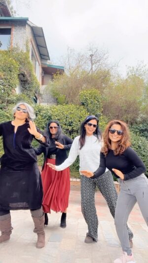 Shilpa Shukla Instagram - The only tunes we can match is your @mehtashubhi 🌻 hain na behno @shilpashukla555 @seema_azmi 

.
.
#chitsstyle #chitrashirawat #chakde #chakdegirls #chakdeindia #chakdephattebitches