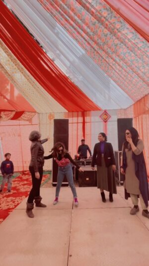 Shilpa Shukla Instagram - Shaadi duty 
#chakdeindia staff 😂
@tanyaabrol @mehtashubhi @chitrashi @seema_azmi
.
@vidyamalavade @aryaamenon missed you! ❤️