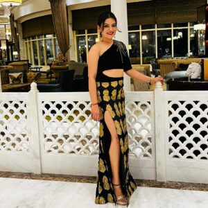 Shilpa Raizada Instagram - I love my all pics 😛 Bohat dino baad 😘👌❤️🖤💛 

Dress meri dost ki hai, and design by her 😘👌@tushita.jain waise suit kar rahi hai mujhpe 😛 Ankitaaaaaa 👌💕 

I just love myself more 😛👏🏻 proud of you @shilparaizada
#shilparaizada 
Thanks for click @_kamal.narang_ 👏🏻