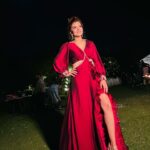 Shilpa Raizada Instagram - Hello everyone iam Happy to share few pics with my team from my album “Kade jo lagta tere jinna” Co-actor @siddhantissar19 & Naziya khan Director Manoj Tiwari sir Production @divatales_entertainment_llp Producor @hafee_85 ji Singer @shonaagonsalves 💕 Dop @im_ravikyadav Costume👗 @roselinmiddleton_ 😘👏🏻 All rounder photo credit 💕😘 @bhairavi_kotak #redgown #album #song #shooting #shilparaizada #happyme