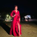 Shilpa Raizada Instagram - Hello everyone iam Happy to share few pics with my team from my album “Kade jo lagta tere jinna” Co-actor @siddhantissar19 & Naziya khan Director Manoj Tiwari sir Production @divatales_entertainment_llp Producor @hafee_85 ji Singer @shonaagonsalves 💕 Dop @im_ravikyadav Costume👗 @roselinmiddleton_ 😘👏🏻 All rounder photo credit 💕😘 @bhairavi_kotak #redgown #album #song #shooting #shilparaizada #happyme