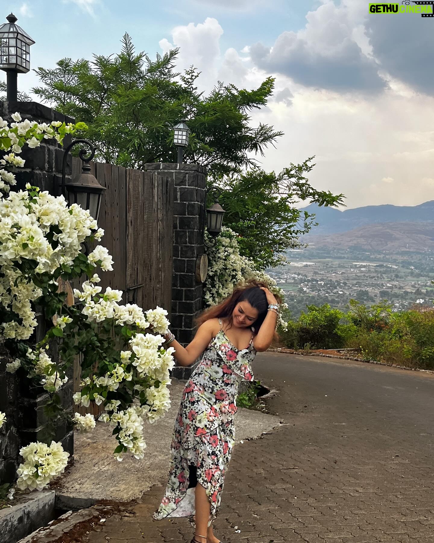 Shilpa Raizada Instagram - Akhirkaar phool laga hi liya baalon mein 🌼 …….. #loveyourself #justlove #lovemethewayiam #loveislove #loveisbeautiful #loveme #iseeit #ilikeit #iwantit #igetit #simplylove #loveintheair #lovestory #lovequotes #loveyouall #godiskind #shilparaizada