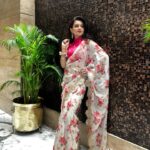 Shilpa Raizada Instagram - Saree lover 🩷🤍🩷 #indianwear #sareelover #lovesaree #shilparaizada #event #work #life #blessed #gratitude