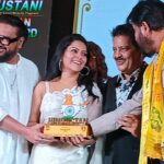 Shilpa Raizada Instagram – Last night I got this Hindustani Ratan award from most talented musicians and singers @ismaildarbarofficial sir @uditnarayanmusic sir 
THANKYOU SO MUCH FOR THIS BEAUTIFUL AWARD 
I love this word Hindustani even we all because “Hum Hindustani “ 😊😊😊
 Jai ho
 jai hind 
Jai Bharat 
 Jai ram ji ki 😊🙏 once again thank you so much 
#shilparaizada #award #hindustani #humhindustani  #jaiho #jairamjiki🙏 #jaihind #jaibharat