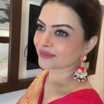 Shilpa Raizada Instagram - दुनिया सबसे खूबसूरत जगह होगी अगर एक महिला खुद फैसला लेने लगे की वह क्या चाहती है.☺️🙏🏻 #jaishriram #sareelover ❤️ #bhartiyanari #sareelibas #saree #indian #traditional #jaiho