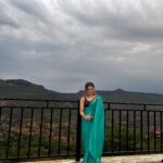 Shilpa Raizada Instagram - Ye mausam ka jaadoo hai 💚💚💚💚💚 I love #saree but saree’s love me more ❤️🙂👍 #blessed #gratitude #thankyouforeverything #🙏🏻