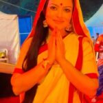 Shilpa Raizada Instagram - त्याग समर्पण की ये देवी सीता माता, इनका जीवन सदेव प्रेम, करना सिखाता, राज महल की थी ये प्यारी राजकुमारी, कभी ना पथरीली ज़मीन पर चलने वाली, वनवास के वक्त ये पति संग होली, बन गई अपने पति के दुखों की हमजोली, Singing 🎵 credit goes to @shivikarajesh my beautiful sis❤️👏🏻 If you like the bhajan dnt forget to like share comment and use the audio on your posts #sita #devi #saraswati #pavitra #blessed #jaishriram
