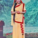 Shilpa Raizada Instagram – नितनेम सीता माता की कहानी :- 

राम आए लक्ष्मण आए देश के पुजारी आए 
 
नितनेम का नेम लाए आओ राम बैठो राम
 
तपी रसोई जियो राम, माखन मिसरी खाओ राम
 
दूध बताशा पियो राम,सूत के पलका मोठो राम
 
शाल दुशाला पोठो राम, शाल दुशाला ओढ़ो राम
 
जब बोलूं जब राम ही राम, राम संवारें सब के काम
 
खाली घर भंडार भरेंगे सब का बेड़ा पार करेंगे
 
श्री राम जय राम जय-जय राम 

यह कहानी सीता माता कहती थी और श्रीराम इसे सुना करते थे। इनकी कहानी कहने से घर में भंडार भर जाते हैं। सारे काम सिद्ध होते हैं, मन की इच्छा भी पूरी होती है।

हे सीता माता ! आप हमारे भी भंडार भरना। कहानी सुनने वाले के भी और कहानी कहने वाले के भी।
 
उत्तरप्रदेश, बिहार, हिमाचल प्रदेश और हरियाणा के कुछ क्षेत्रों में आज भी यह कथा सीता जयंती पर चाव से सुनाई जाती है.. 

#jaisiyaram #jairamjiki🙏 #siya #siyakeram #actorslife #blessed #gratitude