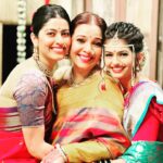 Shilpa Tulaskar Instagram - How I stayed away from these two for fear of tearing up towards the wrap ! But one hug and guards came crashing down 🥹😊 US ! ❤️❤️❤️❤️❤️ @abhidnya.u.b @somethin_khare @tutevhatashiofficial @zeemarathiofficial @zee5_marathi