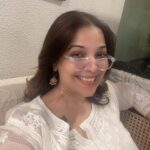 Shilpa Tulaskar Instagram - Swachha nazar abhiyaan. Nazariya badlon zamana badlega😉. Nayi ainak aayi hai paas, baki sab bakwaaaaas😂 #spectacle be #spectacular in #specs #whites