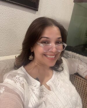 Shilpa Tulaskar Instagram - Swachha nazar abhiyaan. Nazariya badlon zamana badlega😉. 
Nayi ainak aayi hai paas, baki sab bakwaaaaas😂
#spectacle be #spectacular in #specs #whites