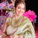 Shilpa Tulaskar Instagram - So here’s the second picture from that magical night 😊. Where we posed 😉… and @im_mr_ketzsolzofficial_ clicked with a zillion instructions from me 😂. Hair : @sandhyabalakrishnan83 Jewellery: @_artbysia_ @sneha_dasari Styling: @killarisri Makeup: @im_mr_ketzsolzofficial_