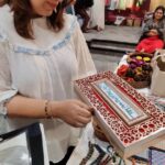 Shilpa Tulaskar Instagram - So this is love... !!! 🤩🤩🤩 You guys are amazing... . . . #Vishaybyshilpatulaskar #Vishay #ShilpaTulaskar #SomethingNew #Trending #pune #exibition