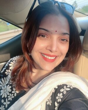 Shilpa Tulaskar Instagram - Like a sunflower that follows every movement of the sun,
 I turn towards you, to follow you my Lord…❤️❤️
#molartomolarsmile #smilethroughitall #work #workhardplayhard #skin #hair #lipcolour #bareface #bareskin