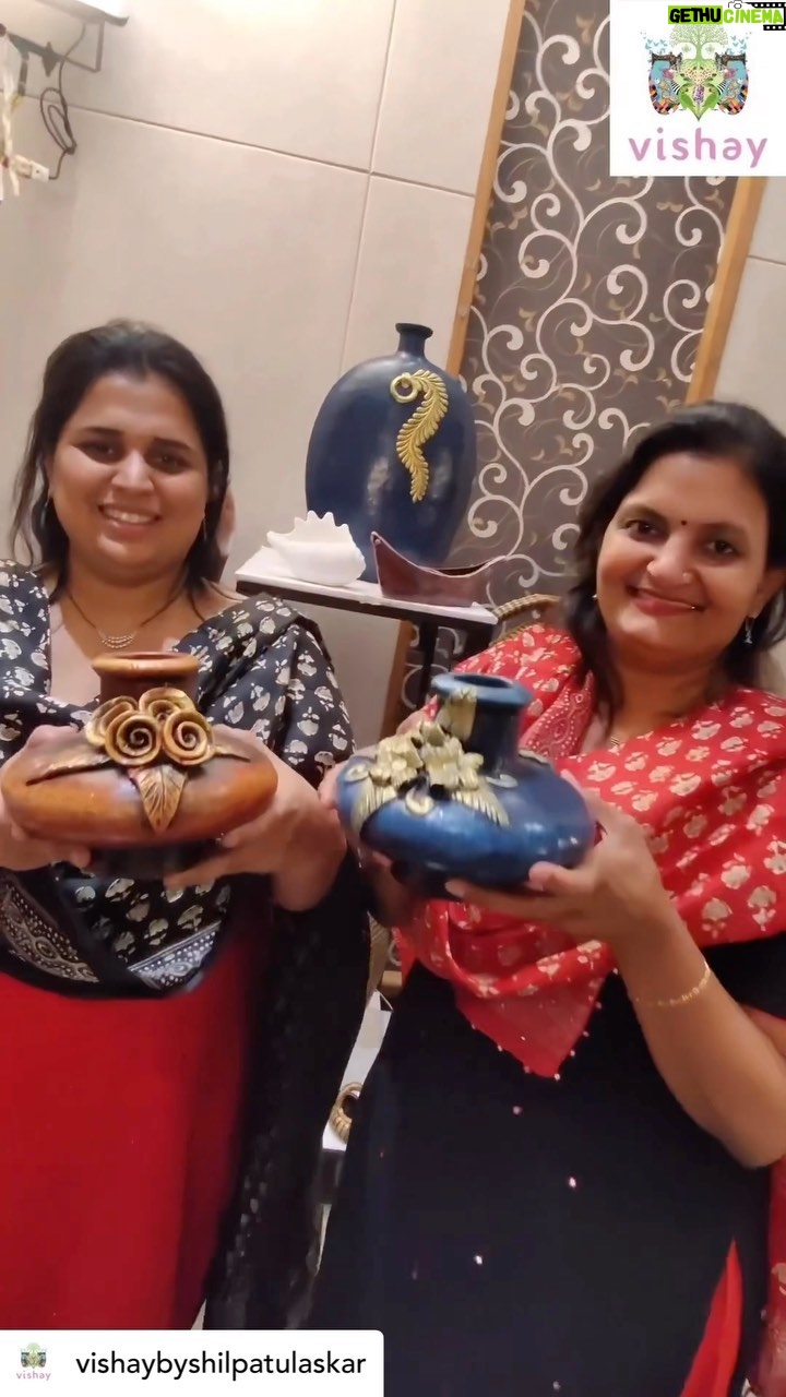 Shilpa Tulaskar Instagram - As earthy as we are. Rooted to our soil, our earth. @potricraftdecor carved their niche ❤️ @vishaybyshilpatulaskar #terracotta #pottery #art #potter #womenentrepreneurs #madeinindia #beindian #beindianbuyindian #exhibition