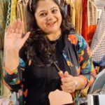 Shilpa Tulaskar Instagram - When you’re beautiful and make your own beauty products, you shine your own glow ! @merakibyrujuta ❤️ @vishaybyshilpatulaskar #womenentrepreneurs #workingwomen #handmade #handcrafted #exhibition #madeinindia #beindianbuyindian