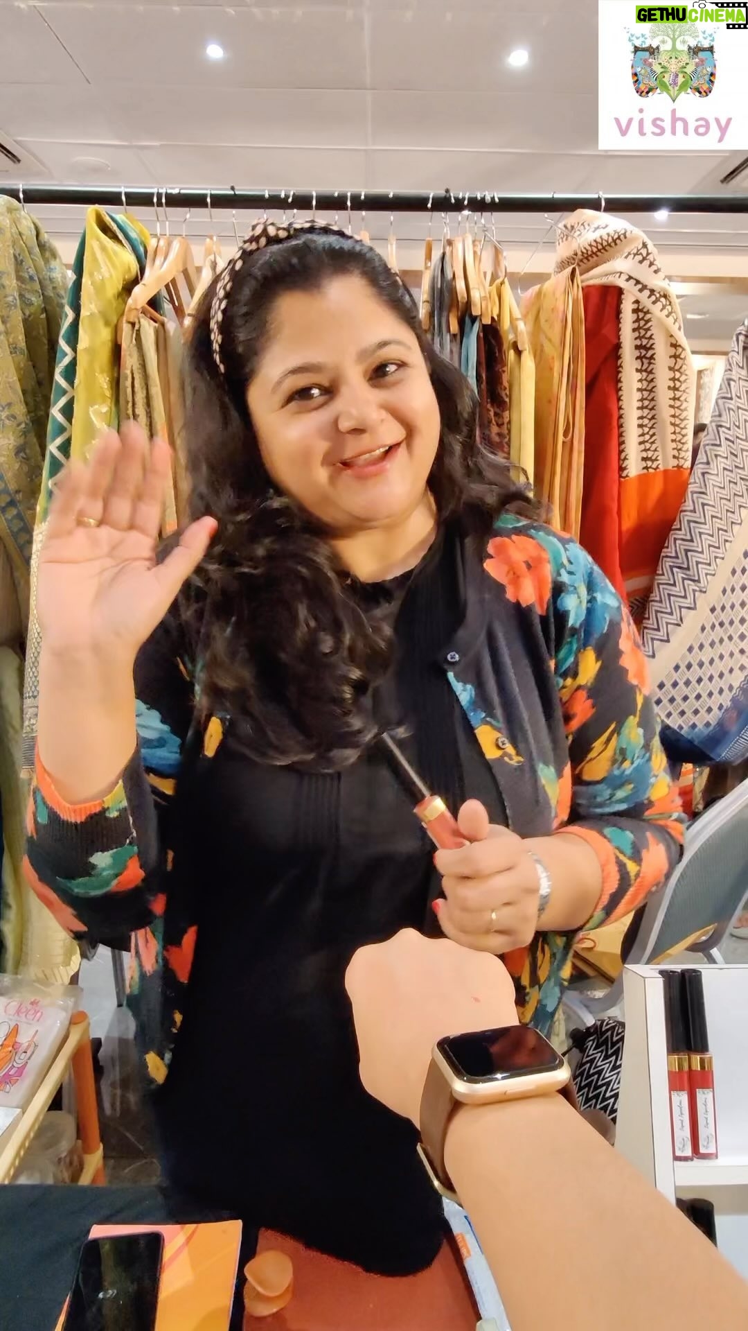Shilpa Tulaskar Instagram - When you’re beautiful and make your own beauty products, you shine your own glow ! @merakibyrujuta ❤️ @vishaybyshilpatulaskar #womenentrepreneurs #workingwomen #handmade #handcrafted #exhibition #madeinindia #beindianbuyindian