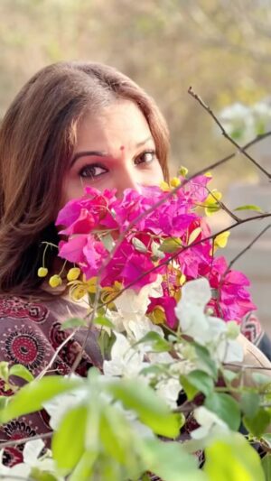 Shilpa Tulaskar Instagram - Blossom where you are planted 🌸🌼🌻.

#sun #sunkissedbalayage #skincare #haircare #nudelip #kohleyes #silks #organics #cottonsuits #silkcotton #indian