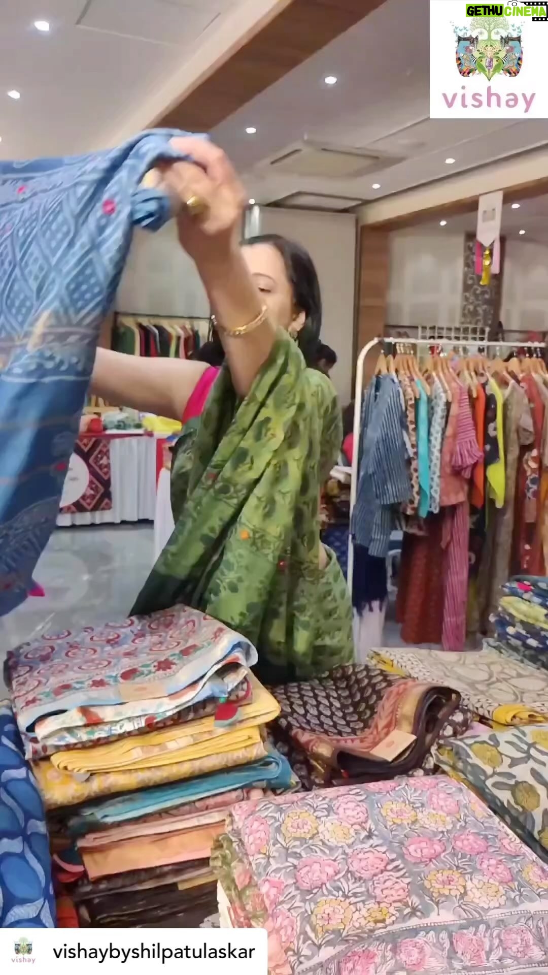 Shilpa Tulaskar Instagram - Posted @withregram • A saree state of affairs ❤️❤️❤️ An affair I would love to remember! @vishaybyshilpatulaskar विषय कुटुंबाचा एक भाग म्हणजे @blocksandbeyond_ ‘ विषय ‘ प्रदर्शन #Vishaybyshilpatulaskar #Vishay #ShilpaTulaskar #SomethingNew #Trending #pune #exibition